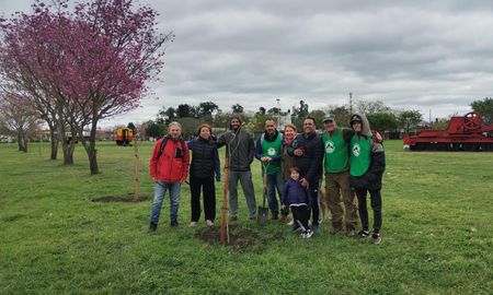 Con la plantación de lapachos rosados, avanza la forestación del Parque Federal Con la plantación de lapachos rosados, avanza la forestación del Parque Federal