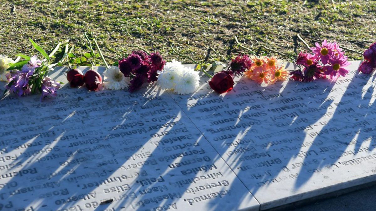 Flores en homenaje a las víctimas de Amia en la plazoleta Danilo Villaverde.