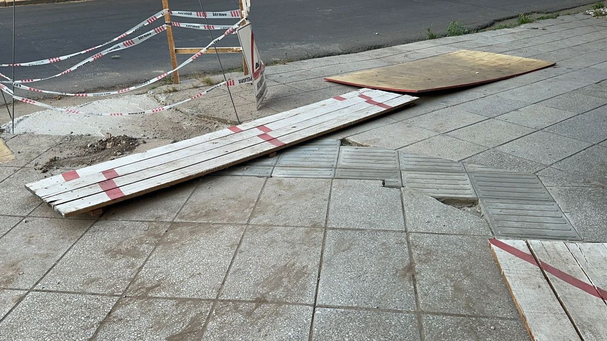 La mal colocación de baldosas podotáctiles generó preocupación en los vecinos de Santa Fe.