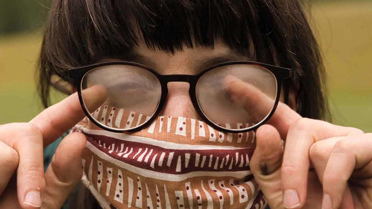 5 trucos para evitar que tus lentes se empañen cuando uses cubrebocas 5 trucos para evitar que tus lentes se empañen cuando uses cubrebocas