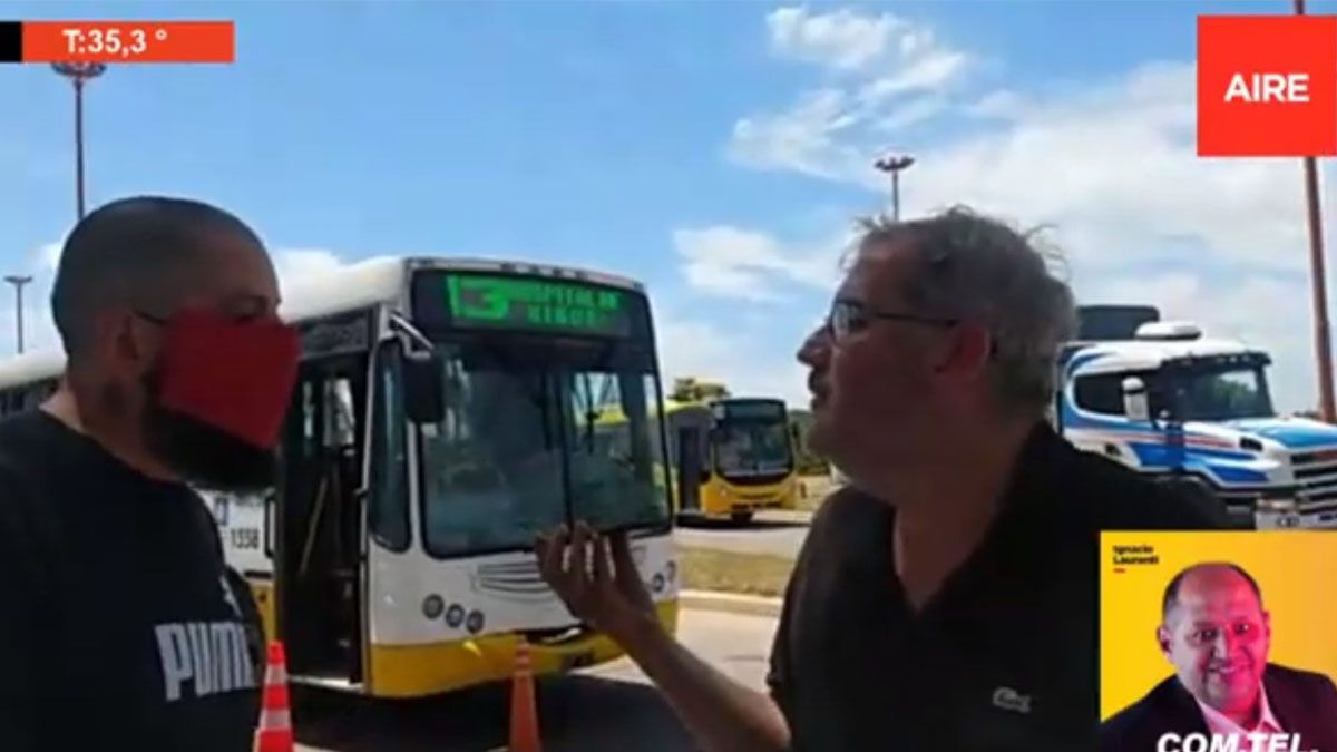 Guillermo Edsberg y otro vecino discuten en el corte de la ruta nacional 168