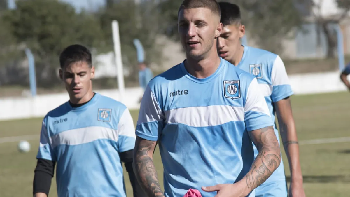 Franco Pardo juega de marcador central. Franco Pardo juega de marcador central.