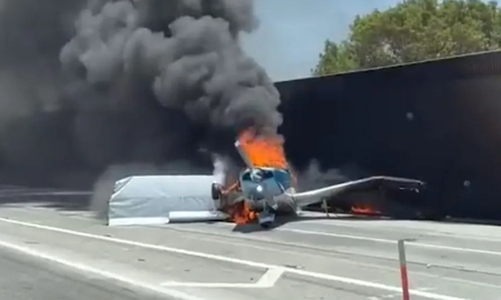 Una avioneta se incendió al aterrizar y chocar en una autopista de California: video Una avioneta se incendió al aterrizar y chocar en una autopista de California: video