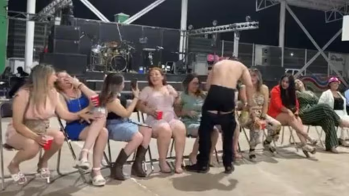 La celebración viral por el Día de la Madre tuvo lugar en un colegio católico en México: incluyó strippers. La celebración viral por el Día de la Madre tuvo lugar en un colegio católico en México: incluyó strippers.