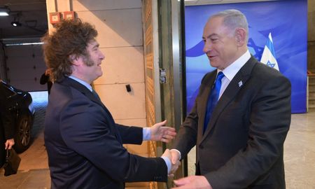 Javier Milei expresó la semana última su respaldo a Israel y Estados Unidos en la guerra que mantienen con Irán, al que definió como una nación “enemiga” de Argentina. Javier Milei expresó la semana última su respaldo a Israel y Estados Unidos en la guerra que mantienen con Irán, al que definió como una nación “enemiga” de Argentina.