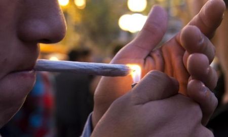 Hace 14 años, la Corte Suprema de Justicia de la Nación declaraba inconstitucional un artículo de la ley de drogas (23.737) que penaliza el consumo de estupefacientes. Hace 14 años, la Corte Suprema de Justicia de la Nación declaraba inconstitucional un artículo de la ley de drogas (23.737) que penaliza el consumo de estupefacientes.