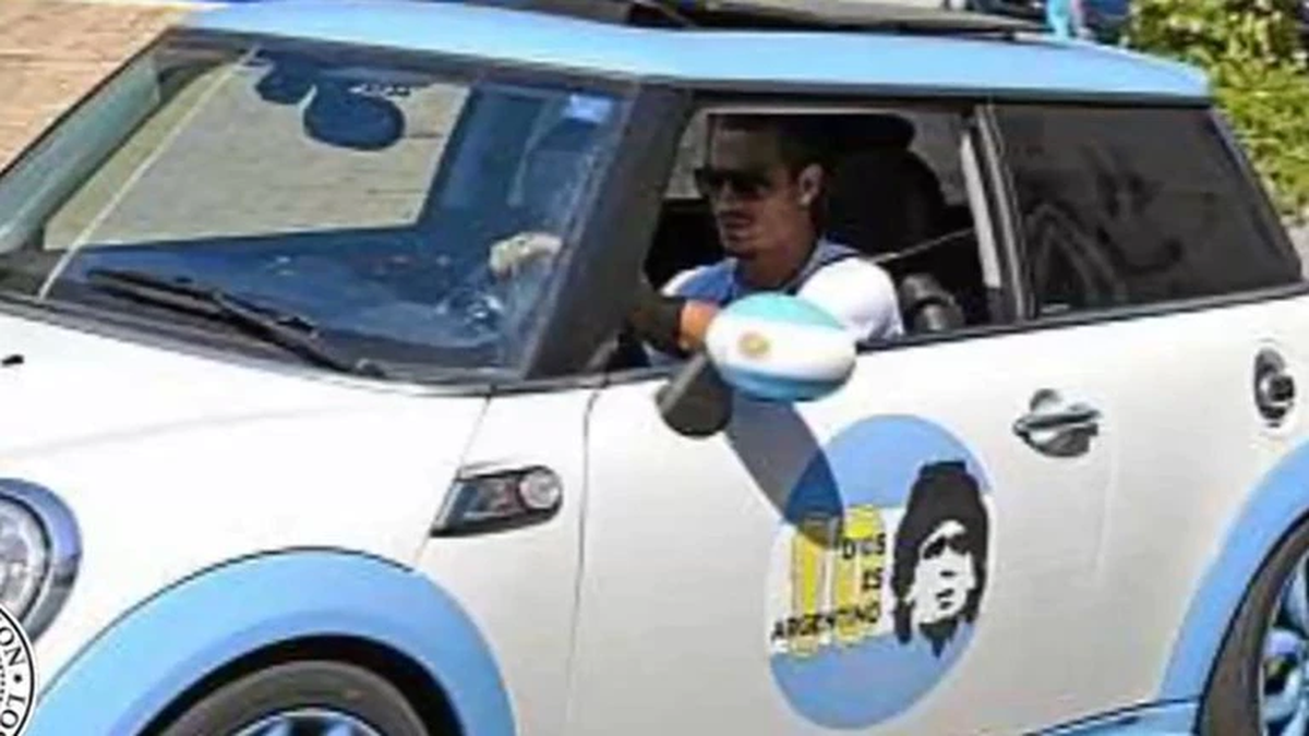 El auto de Daniel Osvaldo con el que homenajeó a Diego Maradona.