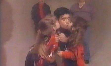 Diego es saludado por Dalma y Giannina. Su regreso al fútbol argentino ya era una realidad. Diego es saludado por Dalma y Giannina. Su regreso al fútbol argentino ya era una realidad.