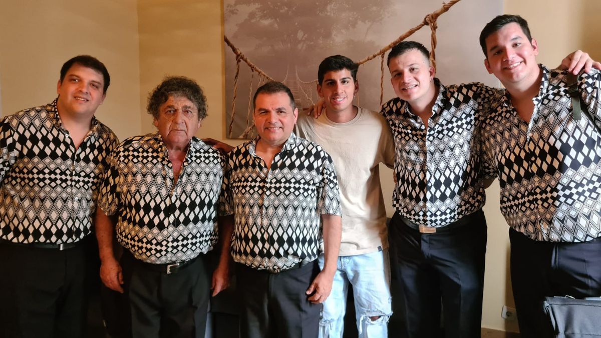 Los Palmeras, en su gira reciente por España, también pasaron por las manos de Ernesto Fontanet, quien además presenció uno de los shows del grupo de cumbia santafesina más importante de nuestro país.