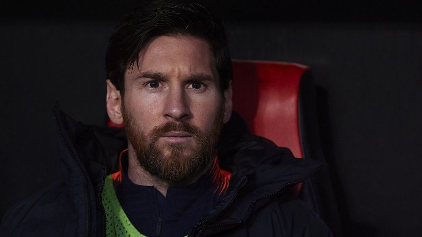 Messi va al banco en el Camp Nou