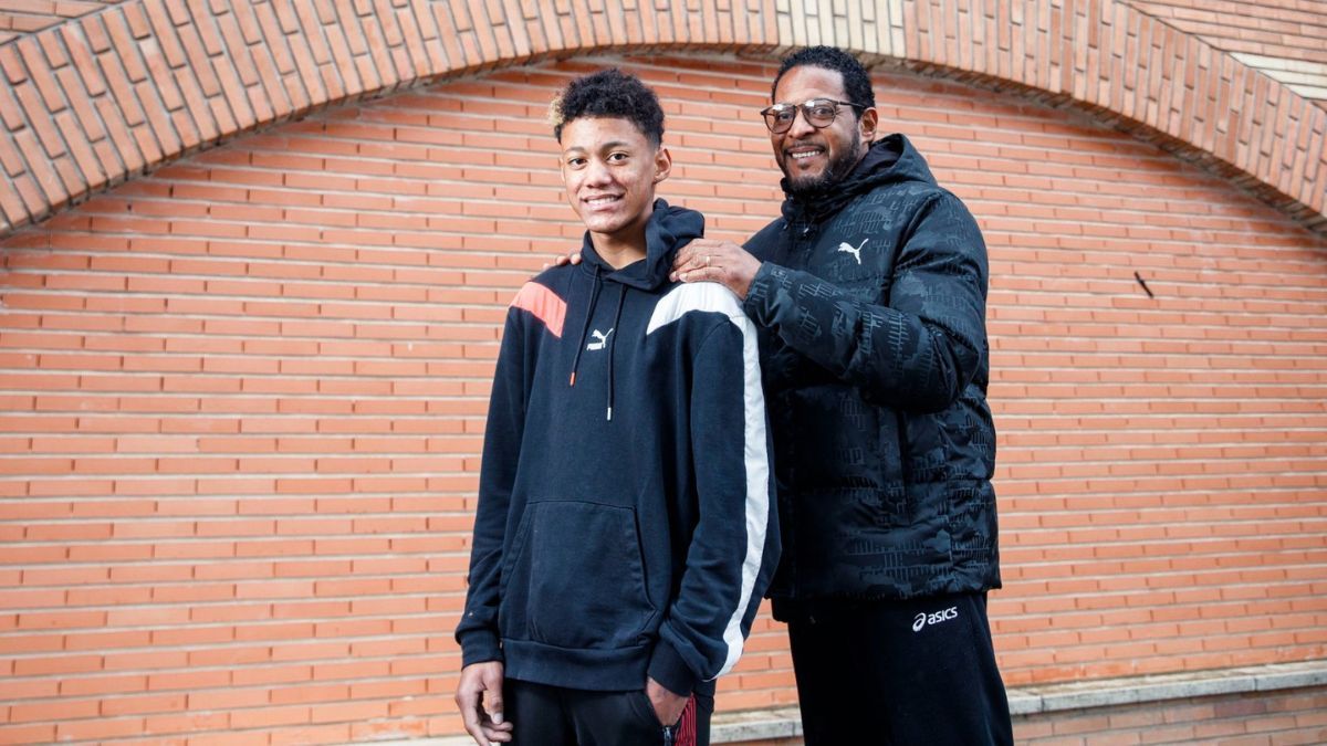 Sotomayor con su hijo Jaxier, al que entrena en Guadalajara, España (donde residen, ya que poseen la doble ciudadanía), que el año pasado ganó el campeonato español Sub 16 en salto en alto y, en 2023, el indoor Sub 18 del mismo país.