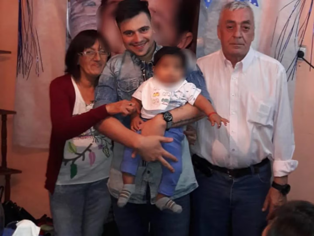 Santino con su papá y sus abuelos.