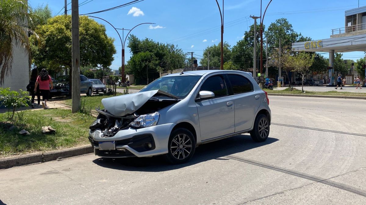 La colisión provocó una reacción en cadena. La colisión provocó una reacción en cadena.
