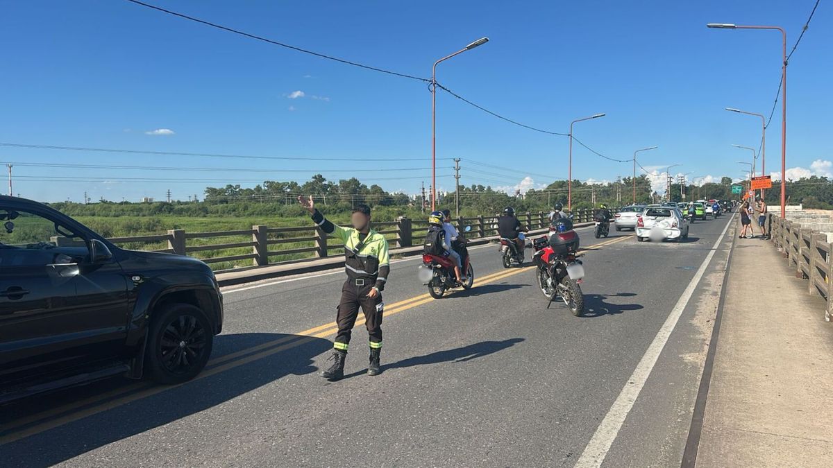 Personal de tránsito trabaja en el lugar del accidente, realizando un paso alternado. Personal de tránsito trabaja en el lugar del accidente, realizando un paso alternado.