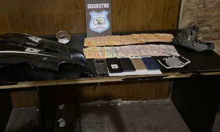 En una vivienda, muy cerca del blanco del robo, secuestraron la motocicleta, celulares y una gran cantidad de dinero en efectivo. En una vivienda, muy cerca del blanco del robo, secuestraron la motocicleta, celulares y una gran cantidad de dinero en efectivo.