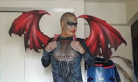 Un artista quiere que le extirpen los genitales para transformarse en un dragón sin género Un artista quiere que le extirpen los genitales para transformarse en un dragón sin género