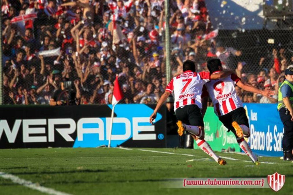 Claudio Guerra celebra el gol a Temperley que devolvía al Tate a Primera División.