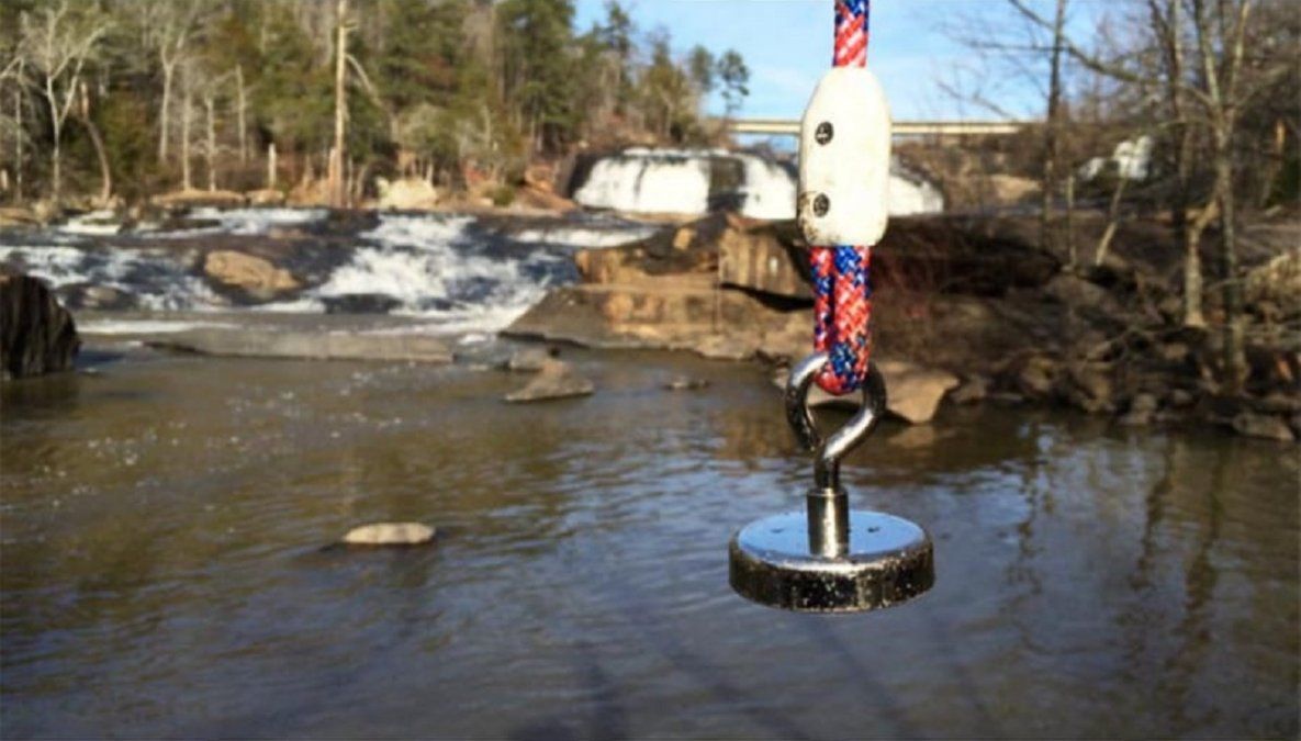 Abuelo y nieto fueron a pescar con un imán y quedaron impactados con lo que sacaron del mar.