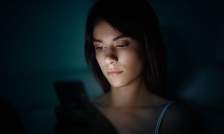 la luz azul de los telefonos celulares acelera la ceguera, un estudio lo confirma la luz azul de los telefonos celulares acelera la ceguera, un estudio lo confirma