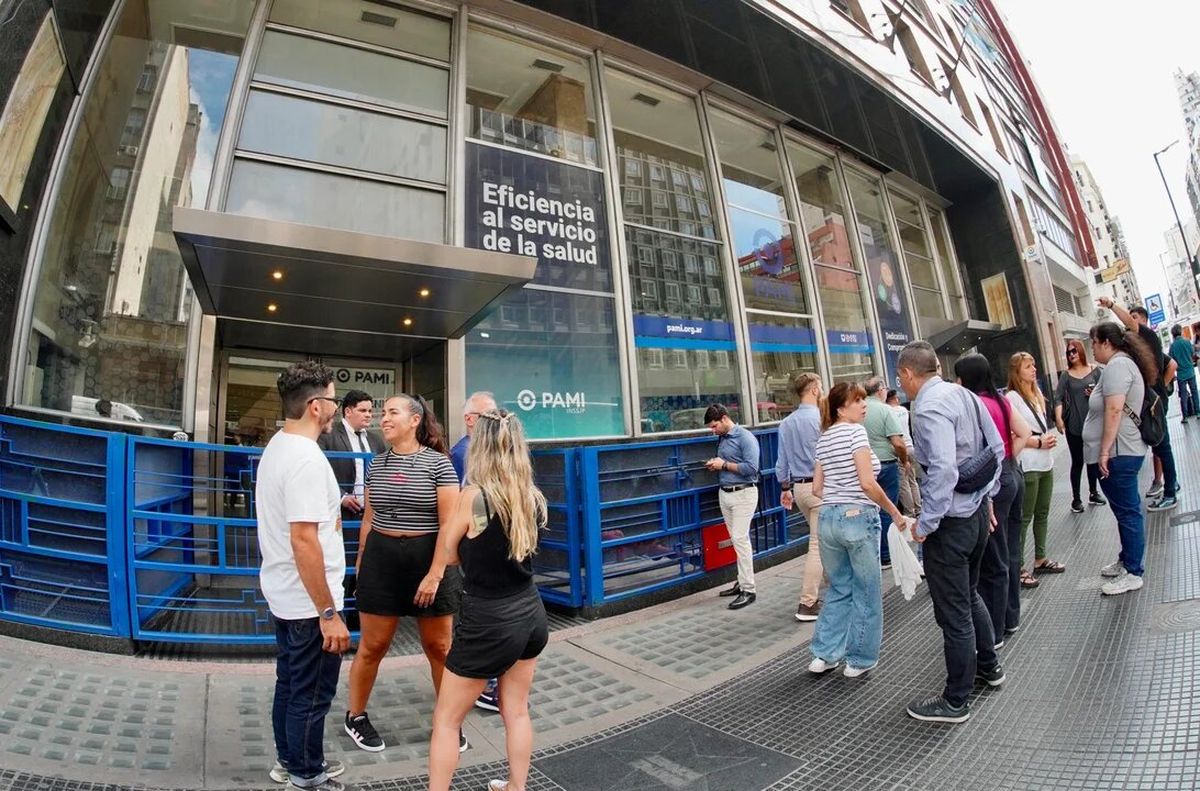 Trabajadores de PAMI central no pudieron ingresar a sus puestos de trabajo. Trabajadores de PAMI central no pudieron ingresar a sus puestos de trabajo.