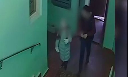video aterrador: una nena logro escapar de un secuestrador que se metio en su edificio video aterrador: una nena logro escapar de un secuestrador que se metio en su edificio