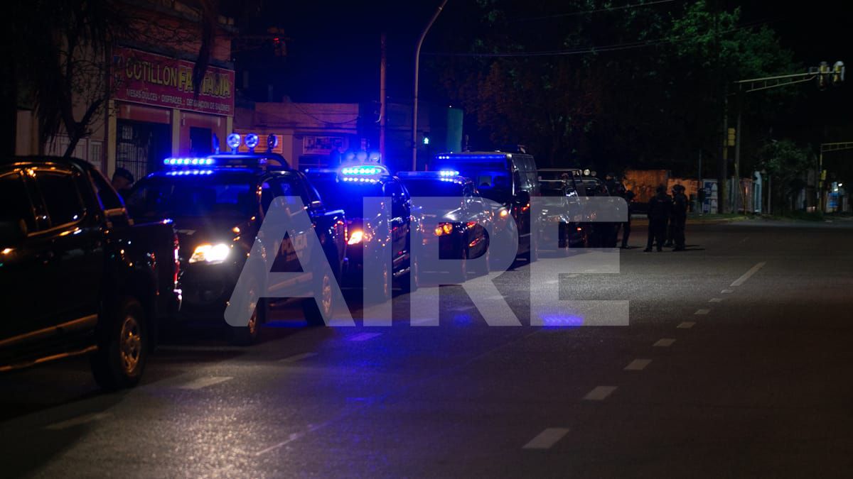 Efectivos de la Policía de Santa Fe y Gendarmería trabajan en el desalojo de los terrenos usurpados hace casi seis meses en el norte de la ciudad.