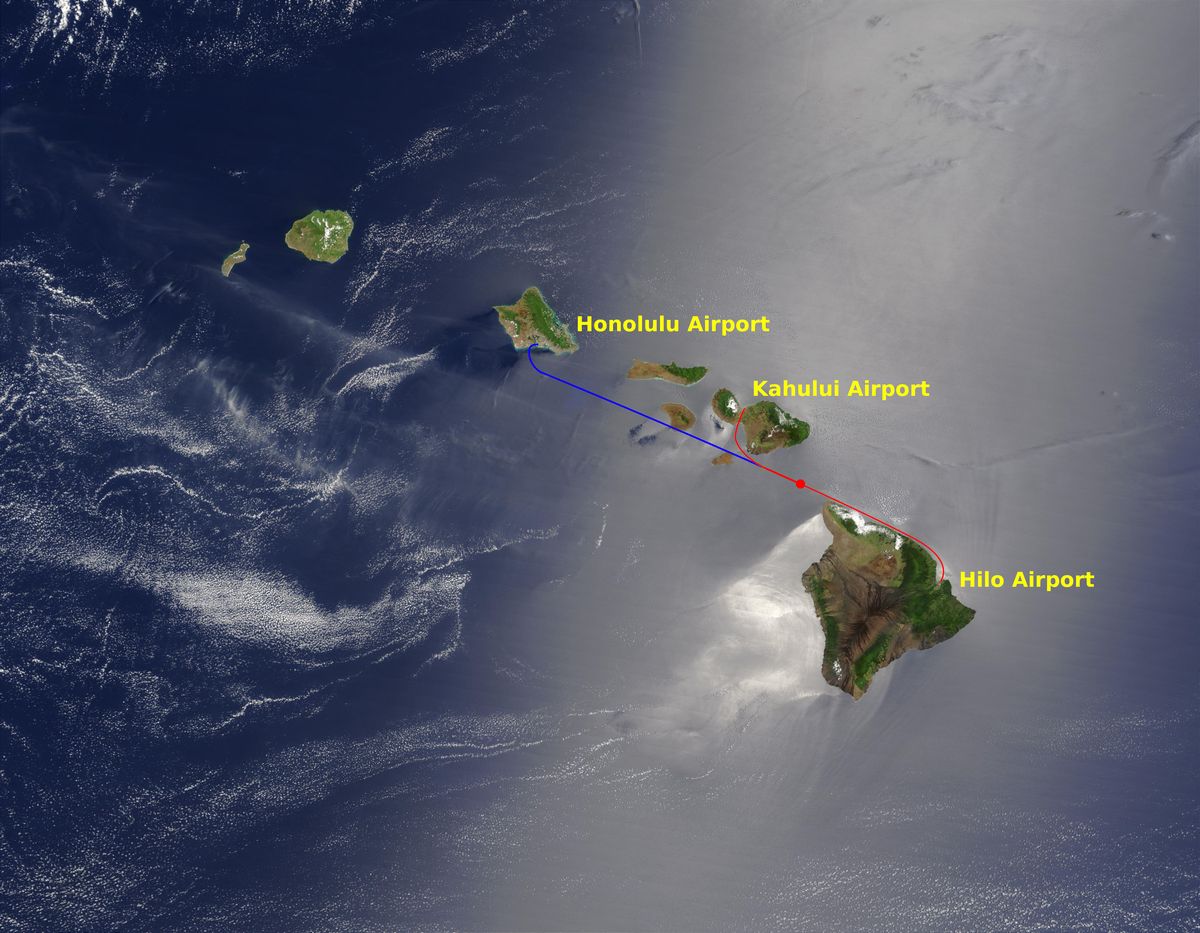 En azul, se indica el trayecto previsto del vuelo 243 de Aloha Airlines (Hilo-Honolulu) y, en rojo, el que tomaron tras la descompresión explosiva del B737, desviándose hacia el aeropuerto de Kahului, en la isla de Maui. En azul, se indica el trayecto previsto del vuelo 243 de Aloha Airlines (Hilo-Honolulu) y, en rojo, el que tomaron tras la descompresión explosiva del B737, desviándose hacia el aeropuerto de Kahului, en la isla de Maui.