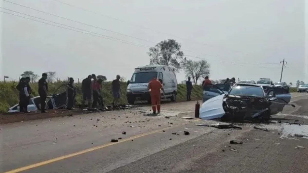 Dos jóvenes murieron y cuatro personas resultaron heridas en un choque frontal en Misiones.