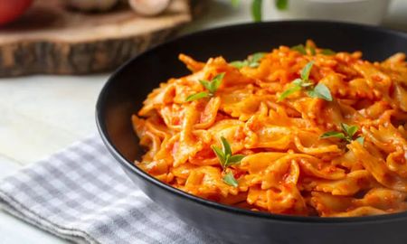 Cocinar los fideos moñito secos directamente dentro de la salsa de tomate aprovecha el almidón natural de la pasta para espesar el caldo sin necesidad de añadir harinas artificiales. Cocinar los fideos moñito secos directamente dentro de la salsa de tomate aprovecha el almidón natural de la pasta para espesar el caldo sin necesidad de añadir harinas artificiales.