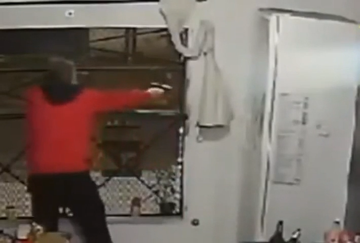 El hecho ocurrió el viernes a la medianoche. Un hombre esperaba ser atendido cuanto un Chevrolet Spin blanco se detuvo frente a él y su reacción inmediata fue levantar las manos al ver que se bajaron tres delincuentes armados