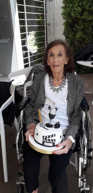 Hilda Bernard junto a su torta de cumpleaños.