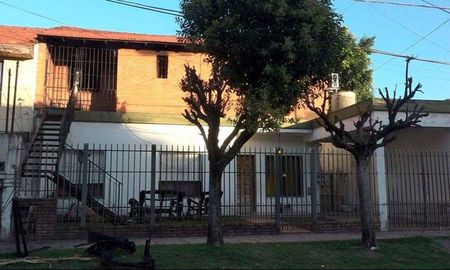 El incendio ocurrió el martes por la tarde en una casa ubicada en las calles Santa Ana y Basilio Delleva, cercana al centro de Hurlingham. El incendio ocurrió el martes por la tarde en una casa ubicada en las calles Santa Ana y Basilio Delleva, cercana al centro de Hurlingham.