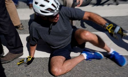 Este sábado se viralizó un video de Joe Biden, presidente de los Estados Unidos, en el que se cae de su bicicleta en medio de un paseo que realizaba por Rehoboth Beach, Delaware. Este sábado se viralizó un video de Joe Biden, presidente de los Estados Unidos, en el que se cae de su bicicleta en medio de un paseo que realizaba por Rehoboth Beach, Delaware.