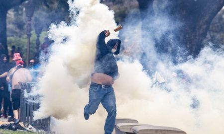 La represión policial a la marcha de jubilados e hinchas en el Congreso dejó un saldo de heridos y detenidos, entre ellos el fotógrafo Pablo Grillo. La represión policial a la marcha de jubilados e hinchas en el Congreso dejó un saldo de heridos y detenidos, entre ellos el fotógrafo Pablo Grillo.
