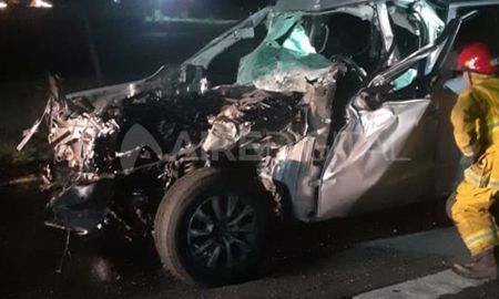 En horas de la madrugada de este domingo se produjo un choque fatal entre una camioneta y un camión en la autopista Rosario – Buenos Aires, a la altura de la localidad de Alvear. En horas de la madrugada de este domingo se produjo un choque fatal entre una camioneta y un camión en la autopista Rosario – Buenos Aires, a la altura de la localidad de Alvear.