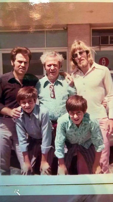La familia Hanna: papá Julio y los hermanos Gerardo, Natalio y los mellizos Hugo y Gustavo.