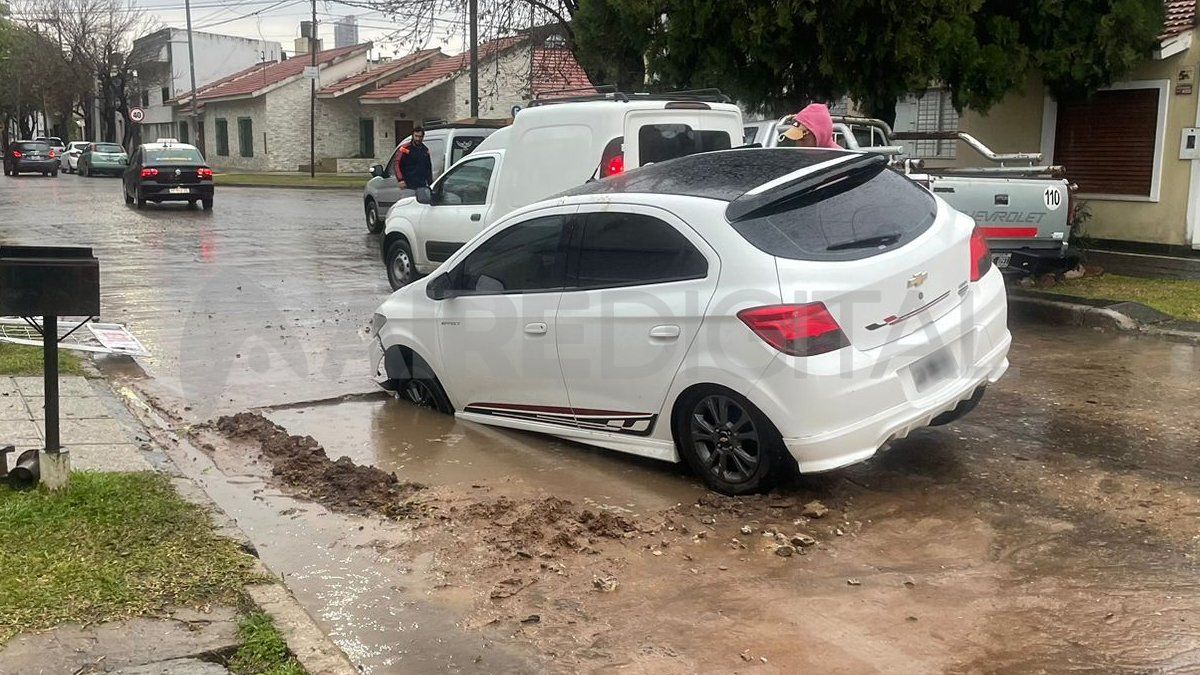 El segundo vehículo que cayó a un pozo de Aguas Santafesinas, a la altura de San Jerónimo 4300. El segundo vehículo que cayó a un pozo de Aguas Santafesinas, a la altura de San Jerónimo 4300.
