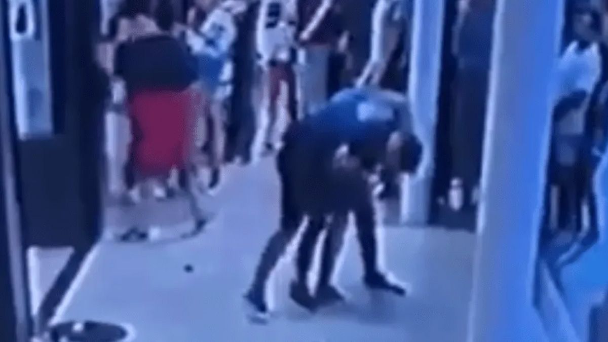 VIDEO: Un turista atacó salvajemente a un mozo en Pinamar
