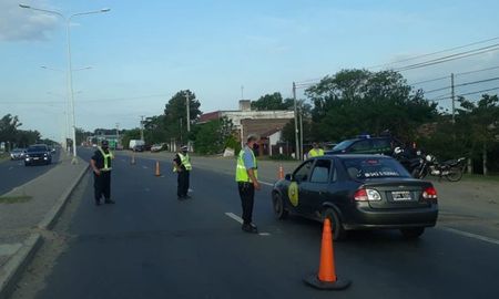 Se labran actas y se retiene la licencia de conducir de quienes crucen en rojo semáforos de la Ruta Provincial 1 de Santa Fe. Se labran actas y se retiene la licencia de conducir de quienes crucen en rojo semáforos de la Ruta Provincial 1 de Santa Fe.