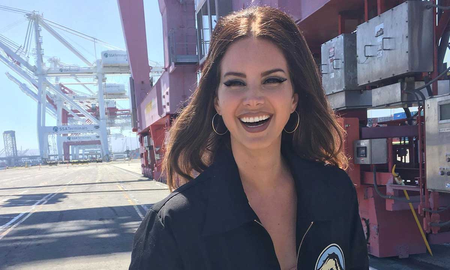 Lana Del Rey fue duramente criticada por sus fanáticos tras compartir en su cuenta personal de Instagram fotos de la reina Isabel y el príncipe Felipe. Lana Del Rey fue duramente criticada por sus fanáticos tras compartir en su cuenta personal de Instagram fotos de la reina Isabel y el príncipe Felipe.