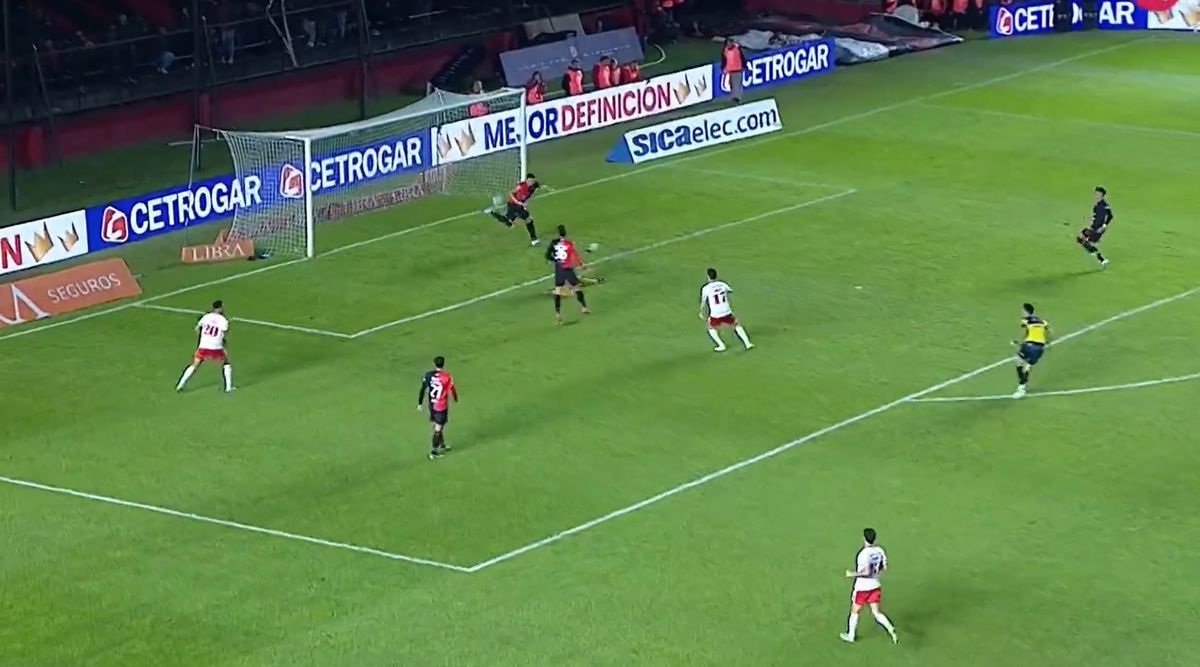 Facundo Garcés salvó de manera increíble a Colón y mantuvo la ventaja en el marcador a favor de su equipo ante Estudiantes.