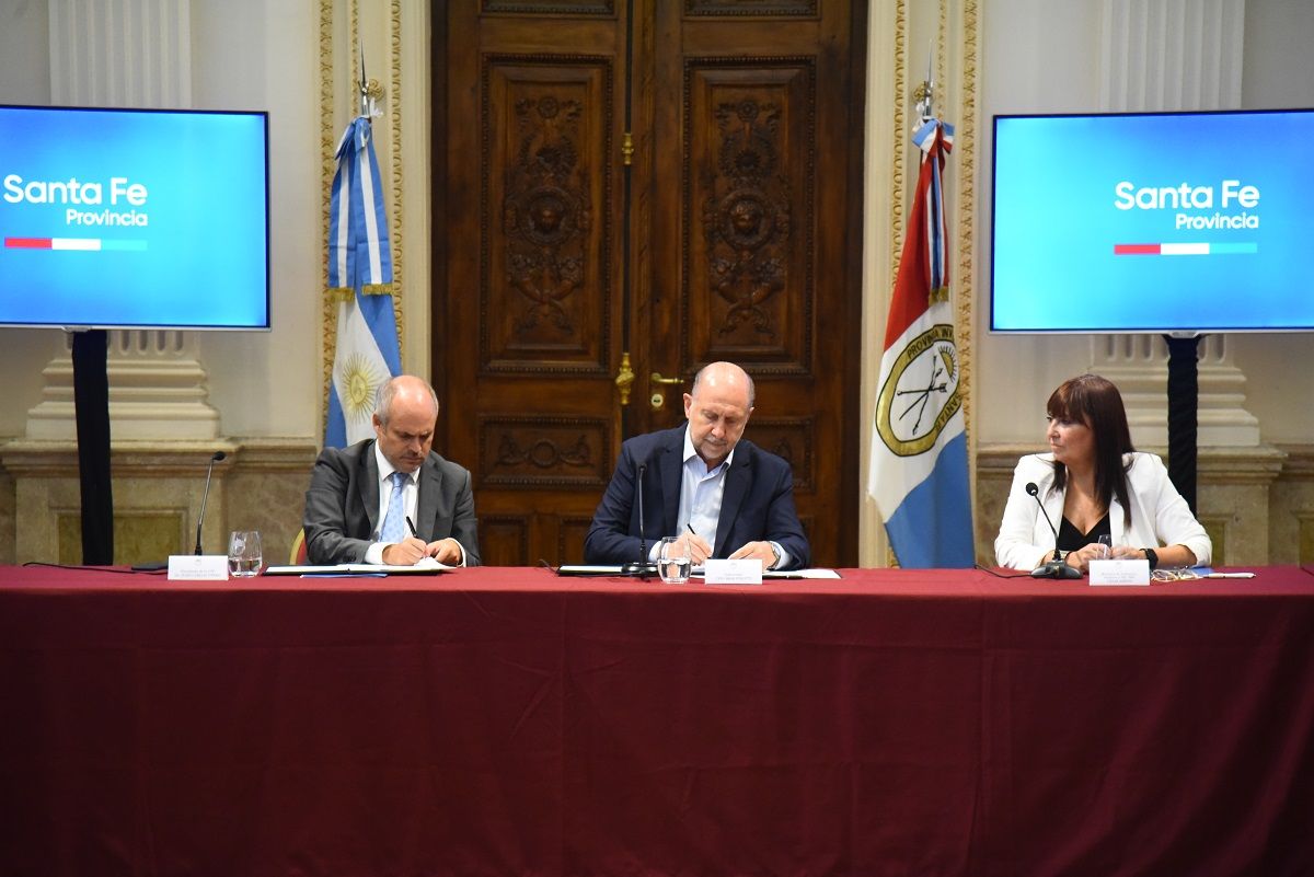 Omar Perotti firmó el convenio para la creación de la oficina de la UIF en Rosario.&nbsp;