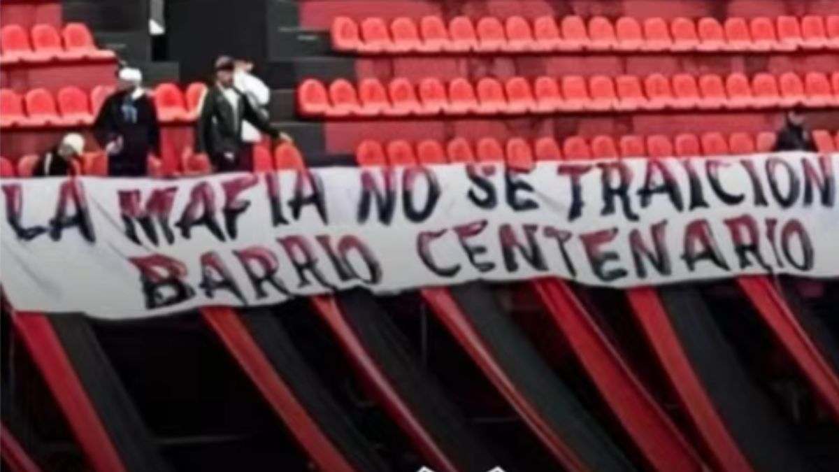 Se reveló la sanción que recibió Colón tras la aparición de una bandera en la tribuna del Brigadier López.
