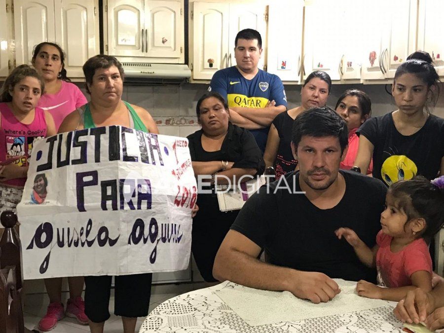 En primer plano, el esposo de Gisela Aguirre y una de sus hijas.