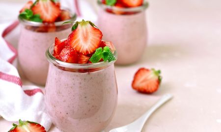 La receta para hacer mousse de yogur con frutillas, sin azúcar ni horno. La receta para hacer mousse de yogur con frutillas, sin azúcar ni horno.