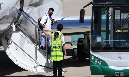 Lionel Messi arribó a Rosario acompañado de Ángel Di María, Mauro Icardi y Leandro Paredes para pasar las Fiestas en Argentina. Lionel Messi arribó a Rosario acompañado de Ángel Di María, Mauro Icardi y Leandro Paredes para pasar las Fiestas en Argentina.