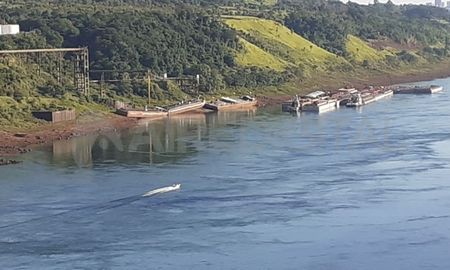 Las embarcaciones quedaron varadas por la bajante del río en Puerto Iguazú y se esperan mediciones aún en descenso. Las embarcaciones quedaron varadas por la bajante del río en Puerto Iguazú y se esperan mediciones aún en descenso.