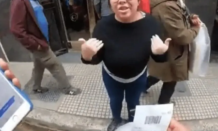 Un repartidor se enfrentó contra una cliente que se quejó por su servicio. Un repartidor se enfrentó contra una cliente que se quejó por su servicio.