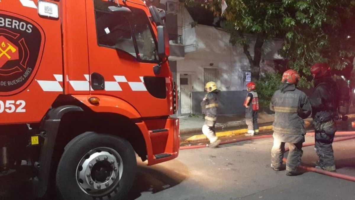 Vecinos salvaron a una bebé arrojada desde un balcón en medio de un incendio