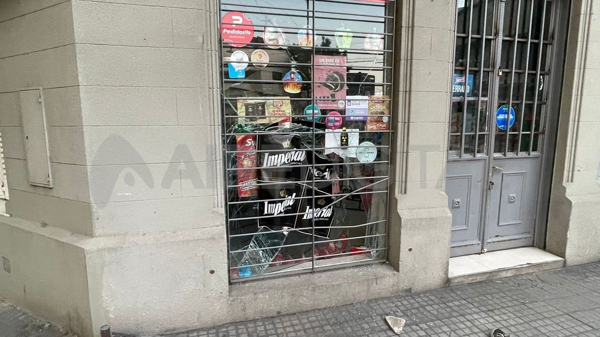 Los delincuentes rompieron el vidrio, detrás de las rejas, con intenciones de entrar a robar pero la policía los detuvo.